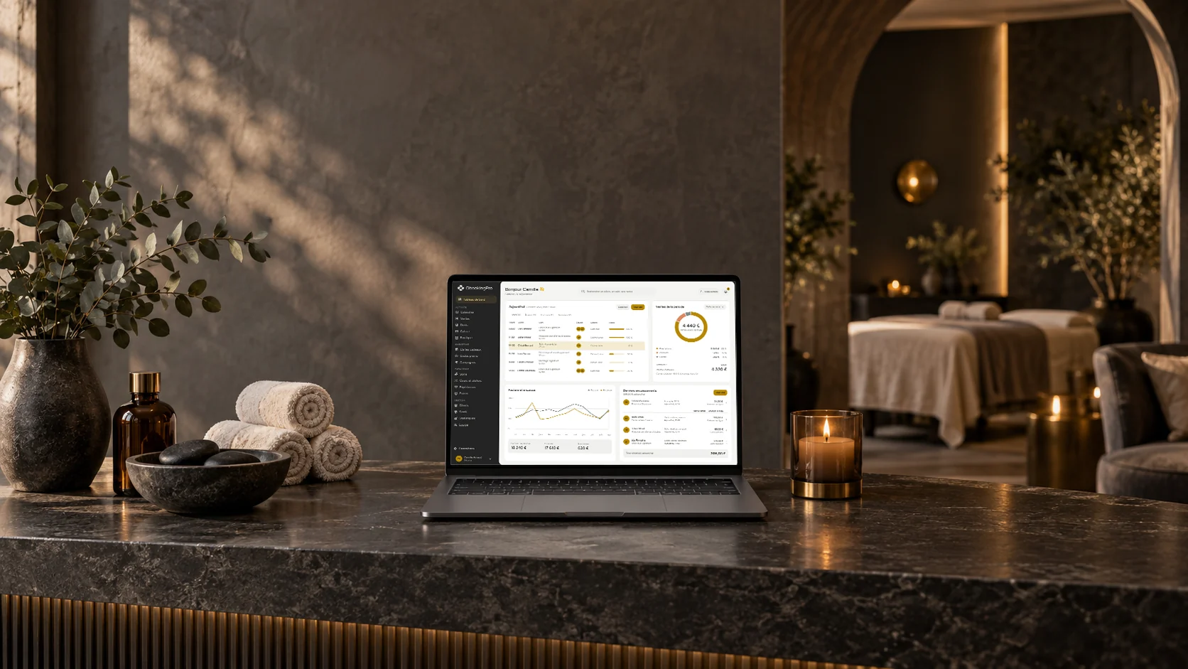 Un ordinateur ouvert sur le tableau de bord d'Obooking, posé sur le comptoir d'un spa.
